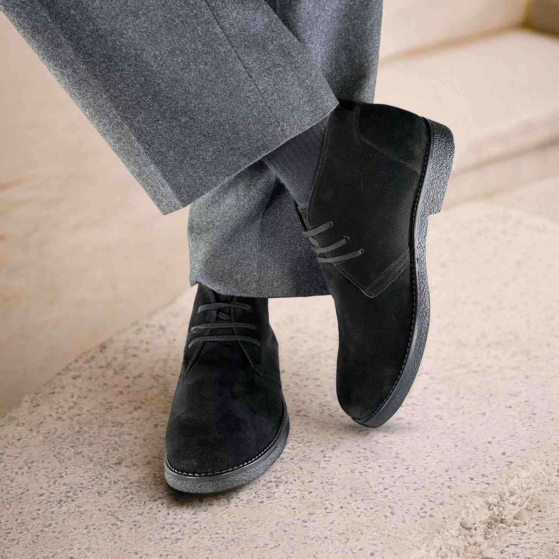 uomo indossa polacchine made in italy camoscio nero