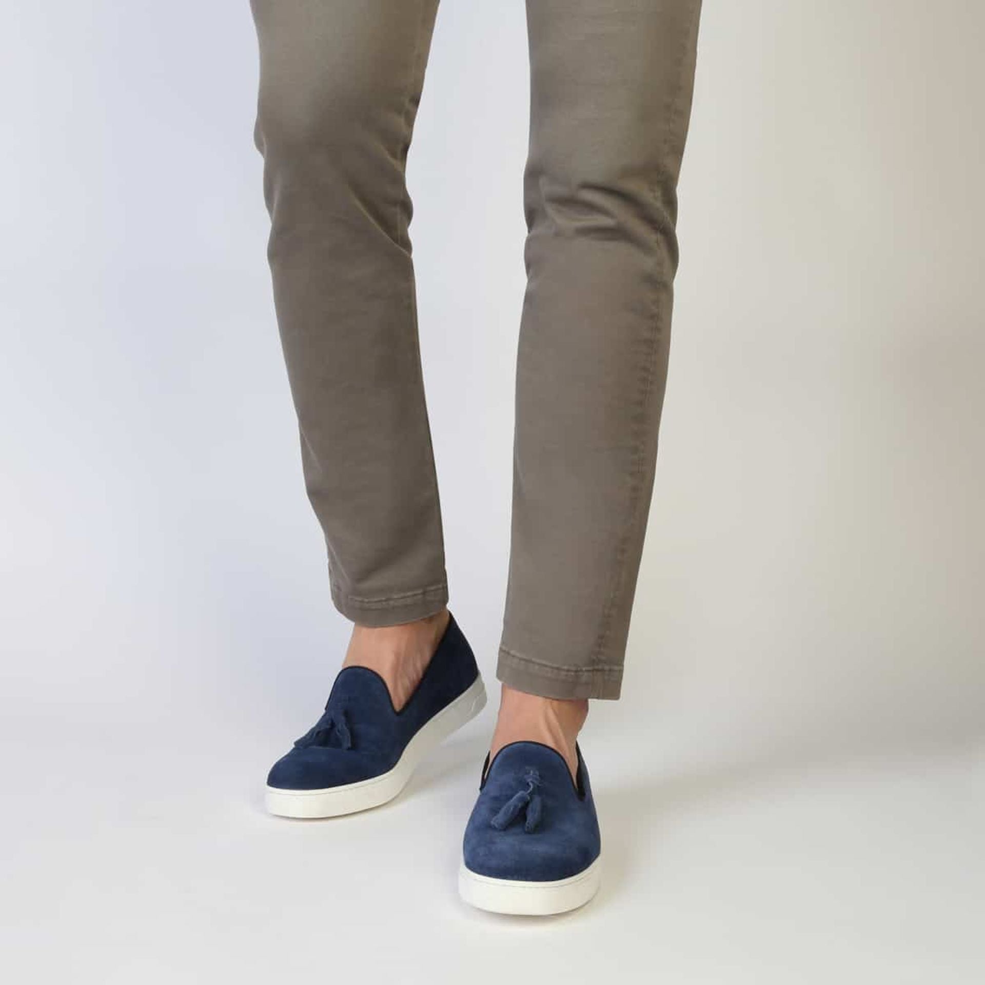 Uomo indossa mocassini uomo con nappine in camoscio azzurro e suola bianca Duca di Morrone