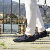 Uomo indossa Mocassini Car Shoe Camoscio Blu - Edoardo - MAde in Italy