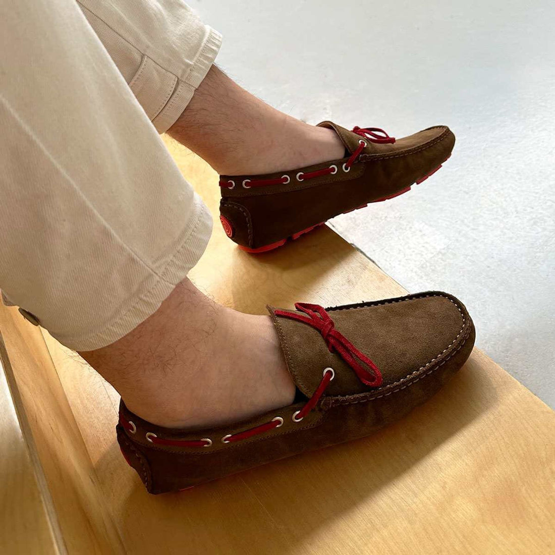 uomo indossa Mocassini Uomo driver Camoscio Marrone - Edoardo