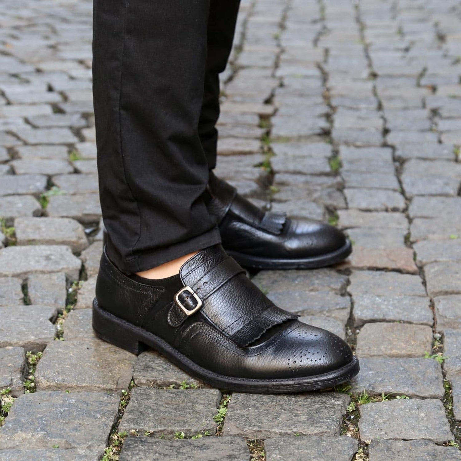 Uomo indossa Scarpe uomo eleganti nere con frangia e fibbia Duca di Morrone