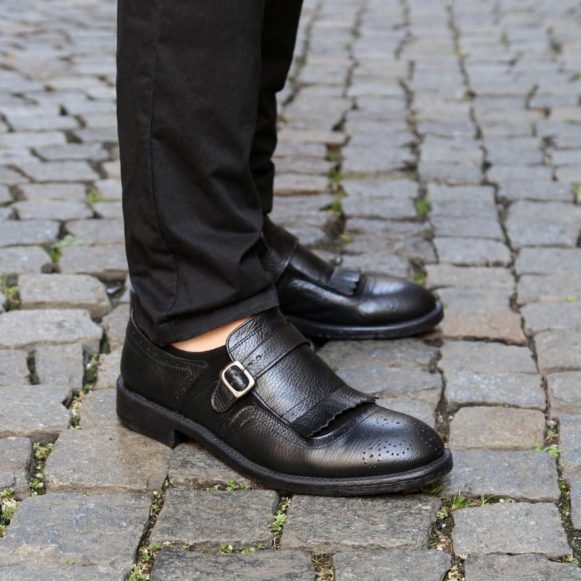 Uomo indossa Scarpe uomo eleganti nere con frangia e fibbia Duca di Morrone