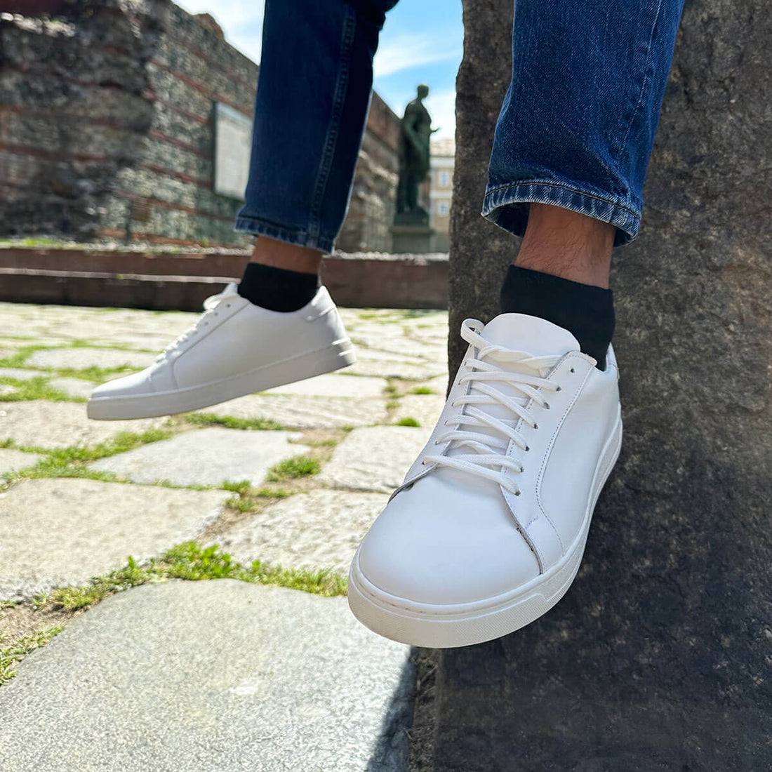 Sneakers Made in Italy pelle bianco indossate uomo