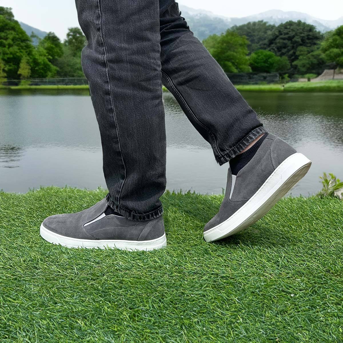 Uomo indossa mocassini slip on uomo estivi in camoscio grigio Duca di Morrone