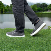 Uomo indossa mocassini slip on uomo estivi in camoscio grigio Duca di Morrone