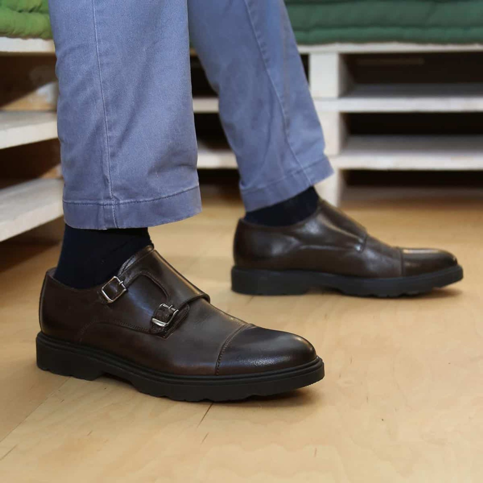 Uomo indossa scarpe eleganti uomo marrone Duca di Morrone