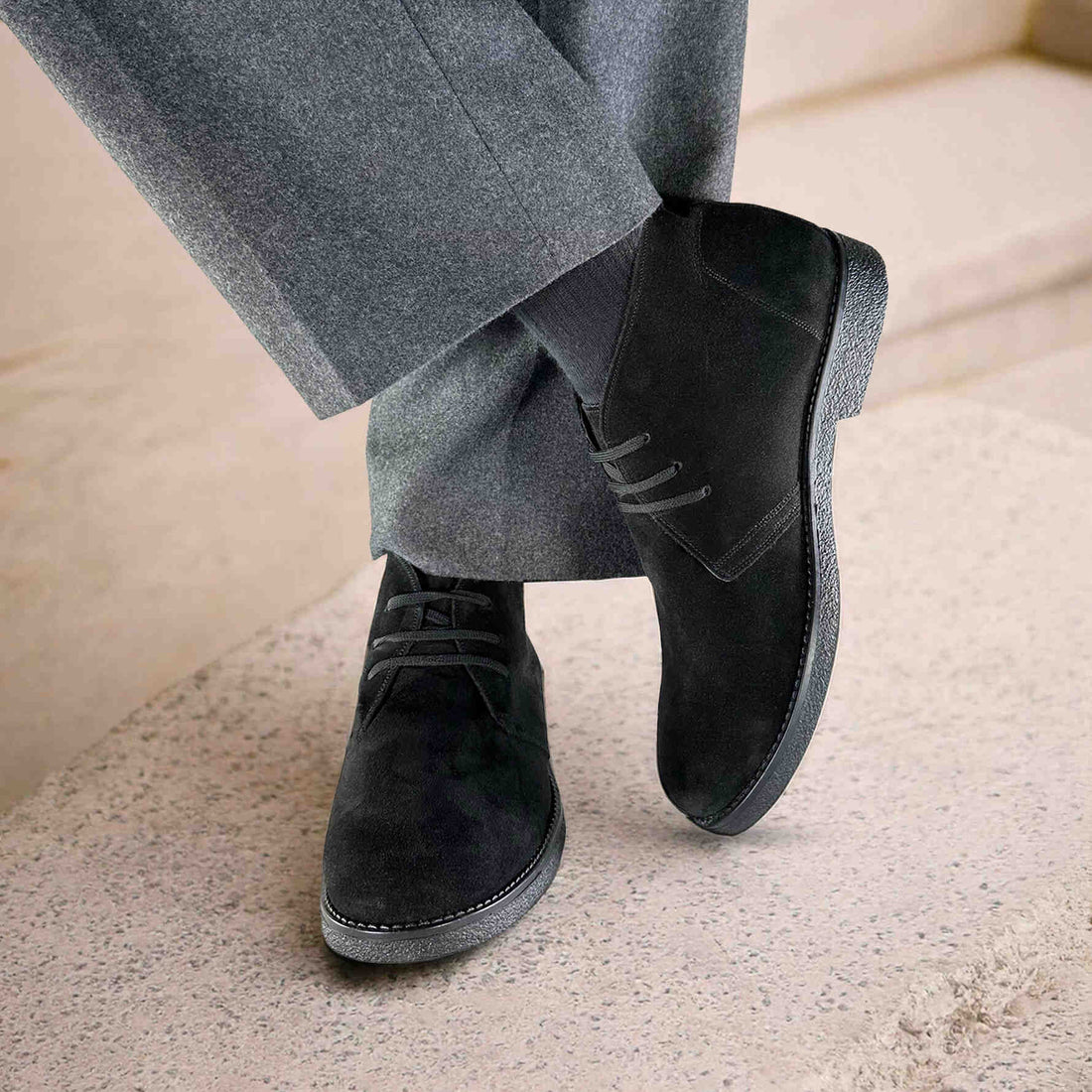 uomo indossa polacchine made in italy camoscio nero
