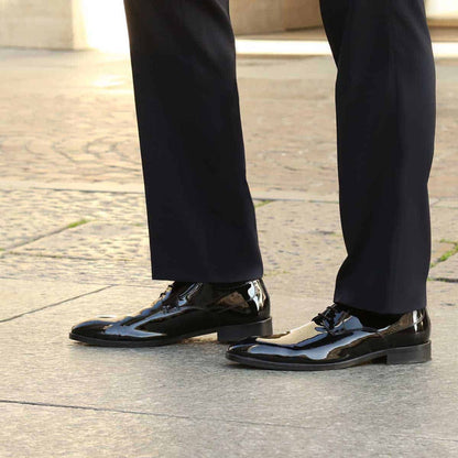 Uomo indossa Scarpe eleganti da cerimonia comode nero vernice Duca di Morrone 