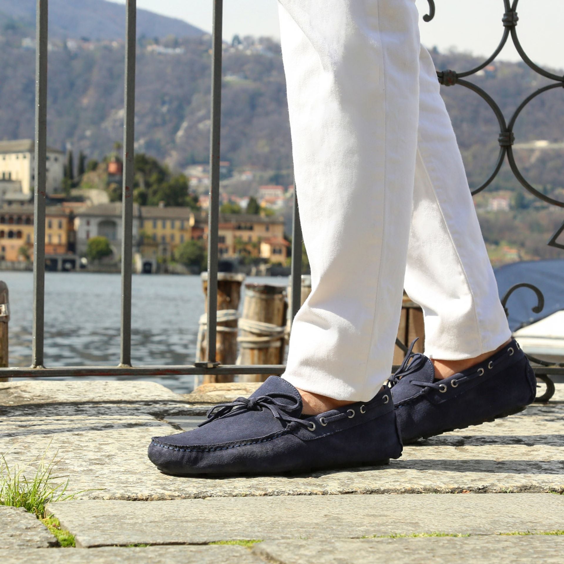 Uomo indossa Mocassini Car Shoe Camoscio Blu - Edoardo - MAde in Italy