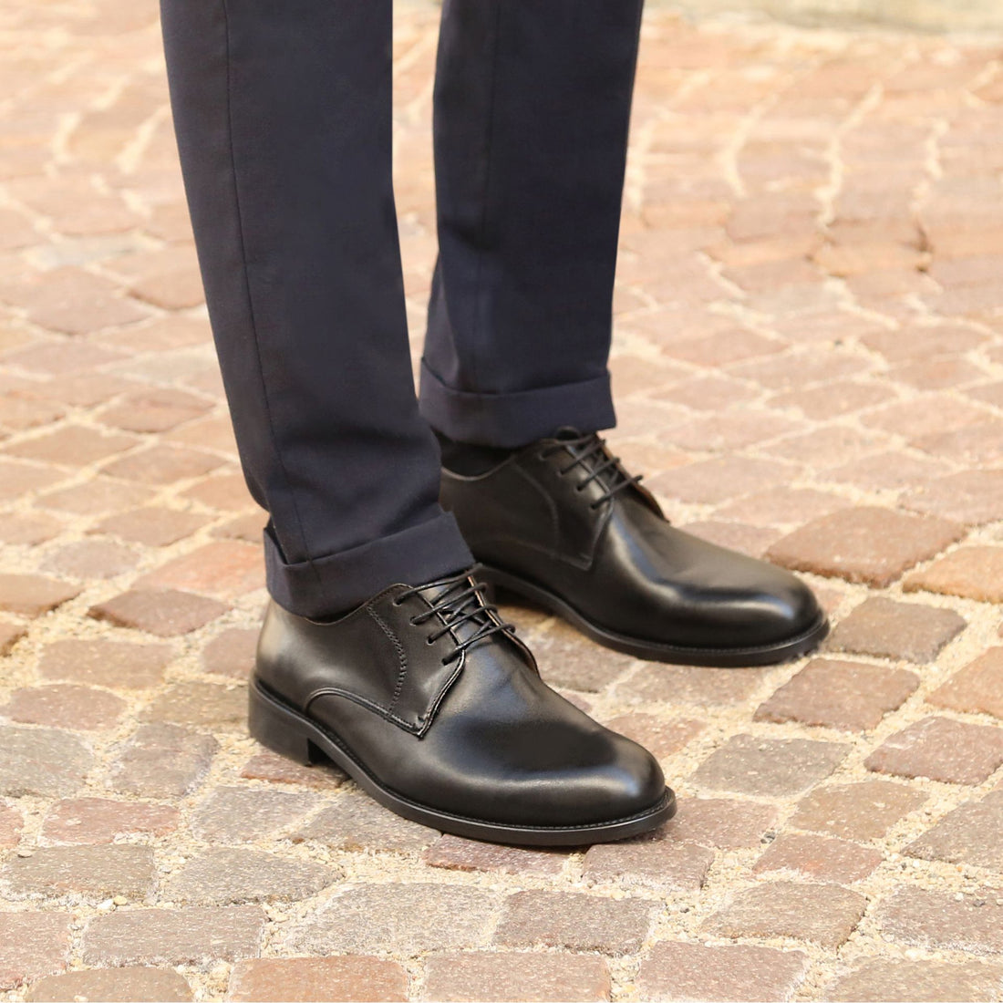 Uomo indossa scarpe stringate uomo nere derby Duca di Morrone 