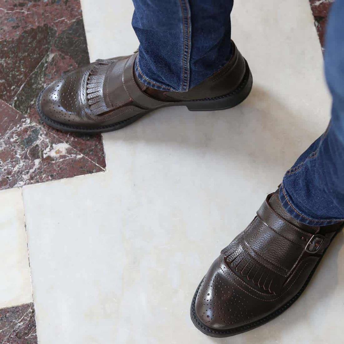 Uomo indossa Scarpe uomo eleganti marroni con frangia e fibbia Duca di Morrone 