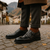 uomo indossa Scarpa Doppia Fibbia in Pelle Nera - Davide