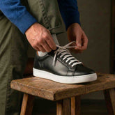 sneakers-pelle-uomo-nero-suola-bianca-indossata