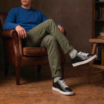 sneakers-pelle-uomo-nero-suola-bianca-outfit