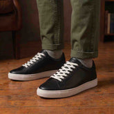 sneakers-pelle-uomo-nero-suola-bianca-paio-indossato