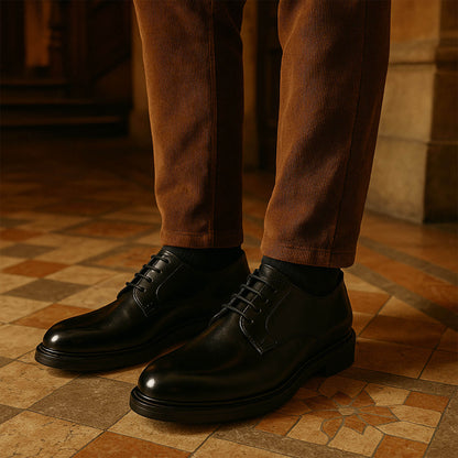 uomo indossa Scarpe eleganti uomo nere - derby - suola gomma - made in italy 