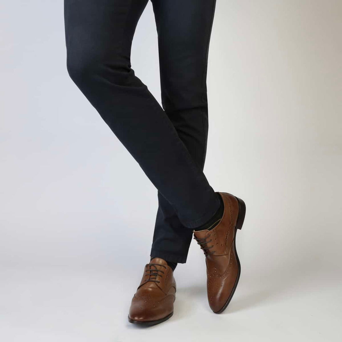 Uomo indossa Scarpe uomo eleganti marrone coda di rondine Duca di Morrone 