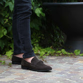 Uomo indossa Mocassini Loafers scamosciati blu - Leone Made in italy