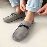 uomo indossa Mocassini Car Shoe Camoscio Grigio - Edoardo - Made in Italy